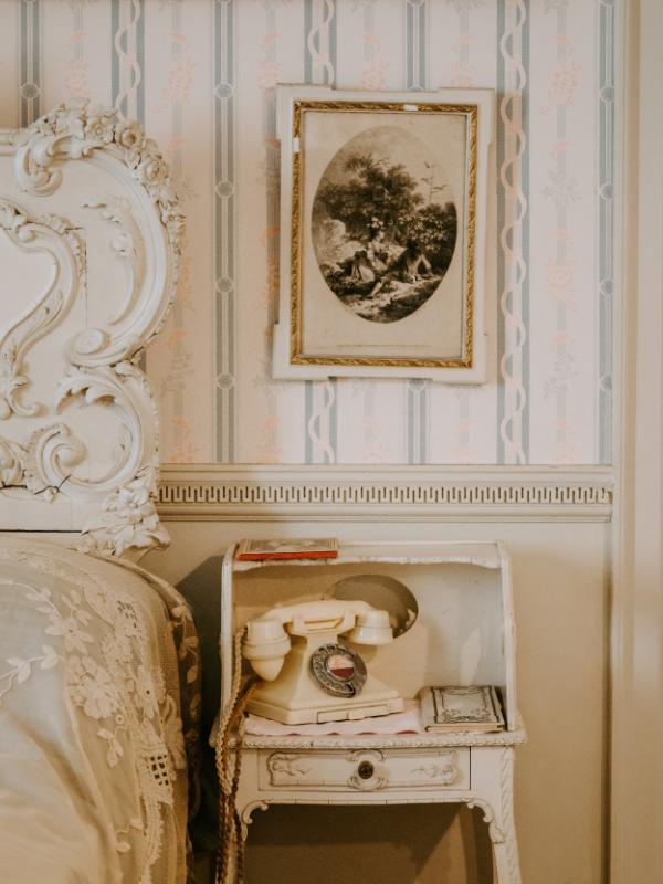 white-room-antique-painting-table-with-phone
