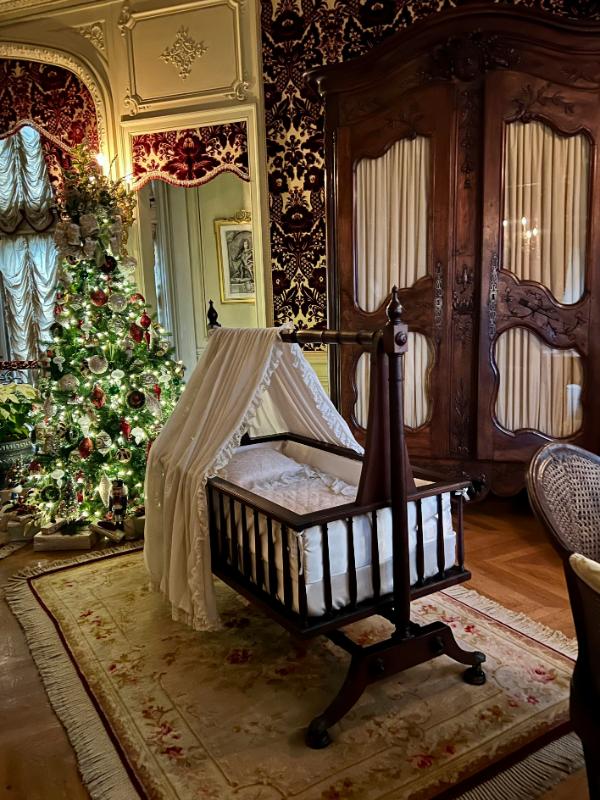 victorian-baby-cradle-at-christmas